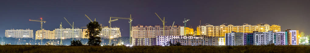 建筑工地多座起重机全景夜景