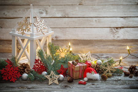 木制背景下的白色灯笼圣诞装饰