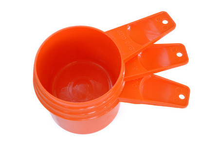 三个橙色塑料量杯