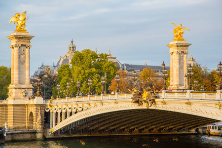 亚历山大三桥, 法国巴黎。美丽的日落景色