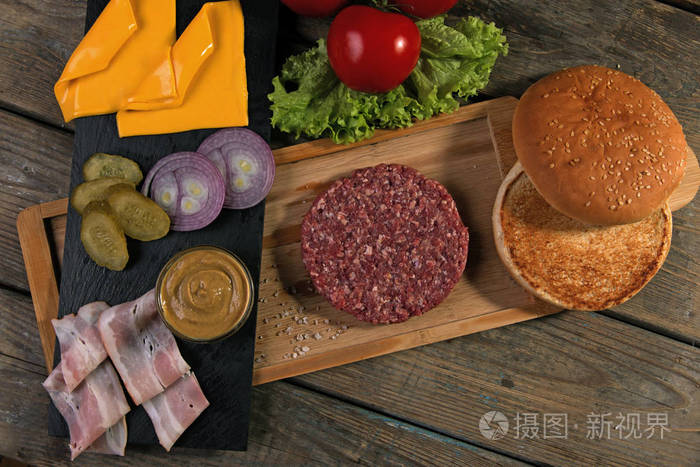 自制芝士汉堡新鲜配料奶酪, 包子, 盐渍黄瓜, 牛肉肉饼, 培根