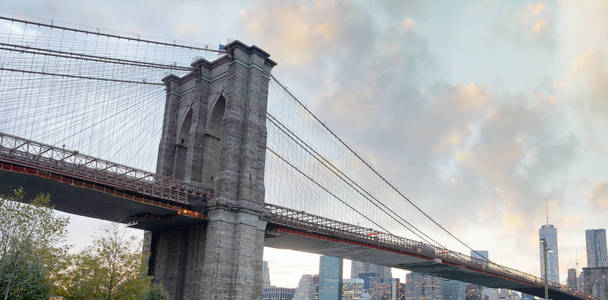 布鲁克林大桥和曼哈顿市中心日落的颜色