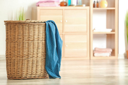 洗衣篮与室内衣物