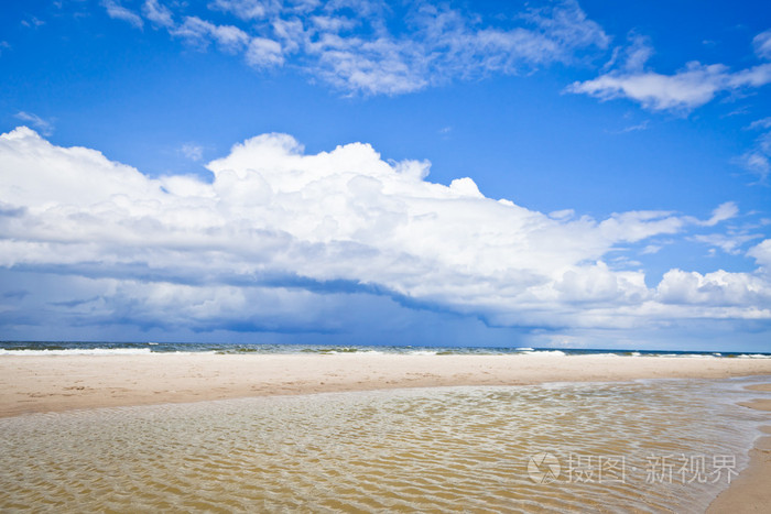 多云天空的波罗的海风景
