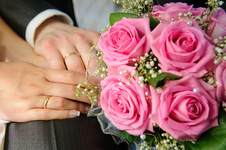 带手和戒指的婚礼花束