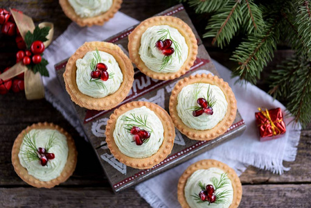 Tartlets 与鳄梨面食, 农家奶酪, 鱼鱼子酱和石榴