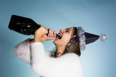 有趣的快乐的女孩庆祝新年后, 企业, 喝香槟的节日帽