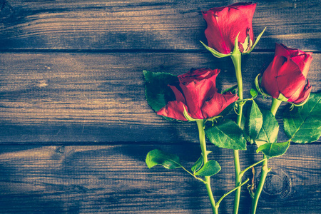 红玫瑰在木桌上, 卡片为情人节背景