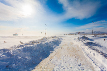 有道路标志的危险雪道, 在暴风雪或暴风雪中行驶汽车和公共交通在农村道路上能见度差