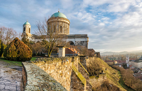美丽的大教堂在埃斯泰尔戈姆和日落, 匈牙利