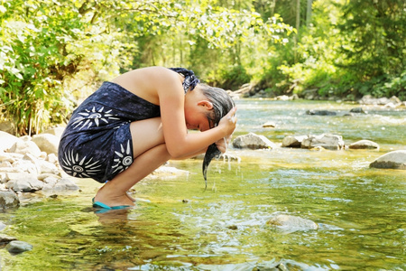 女孩洗头图片