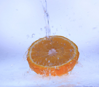新鲜的橘子掉进水里了