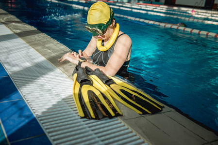 池中的女人憋气照片