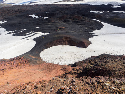 艾雅法拉火山火山口，装满雪