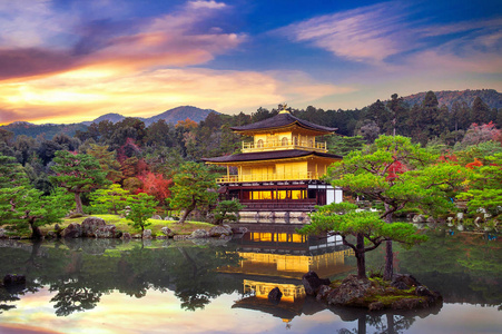 金色的亭子。日本京都金阁寺寺