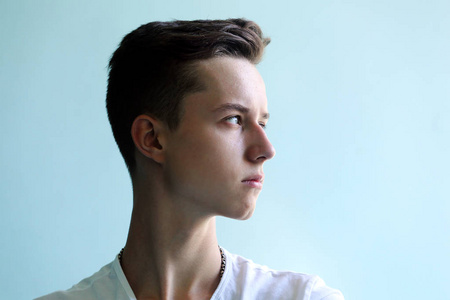 年轻男子的侧脸上蓝色照片
