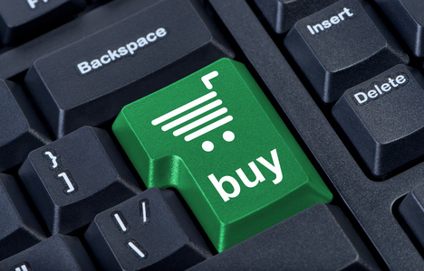 电脑键盘与绿色键购买互联网贸易概念。