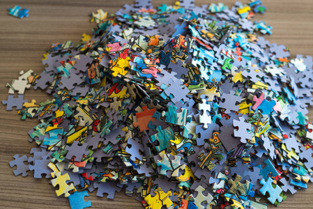 拼图堆桌上摆着一堆拼图照片