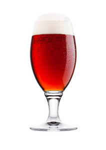 冷的红色的泡沫和露水的啤酒杯