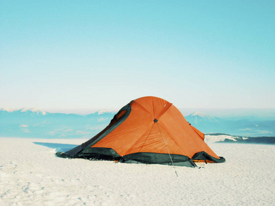 带着背包和帐篷冬季登山活动