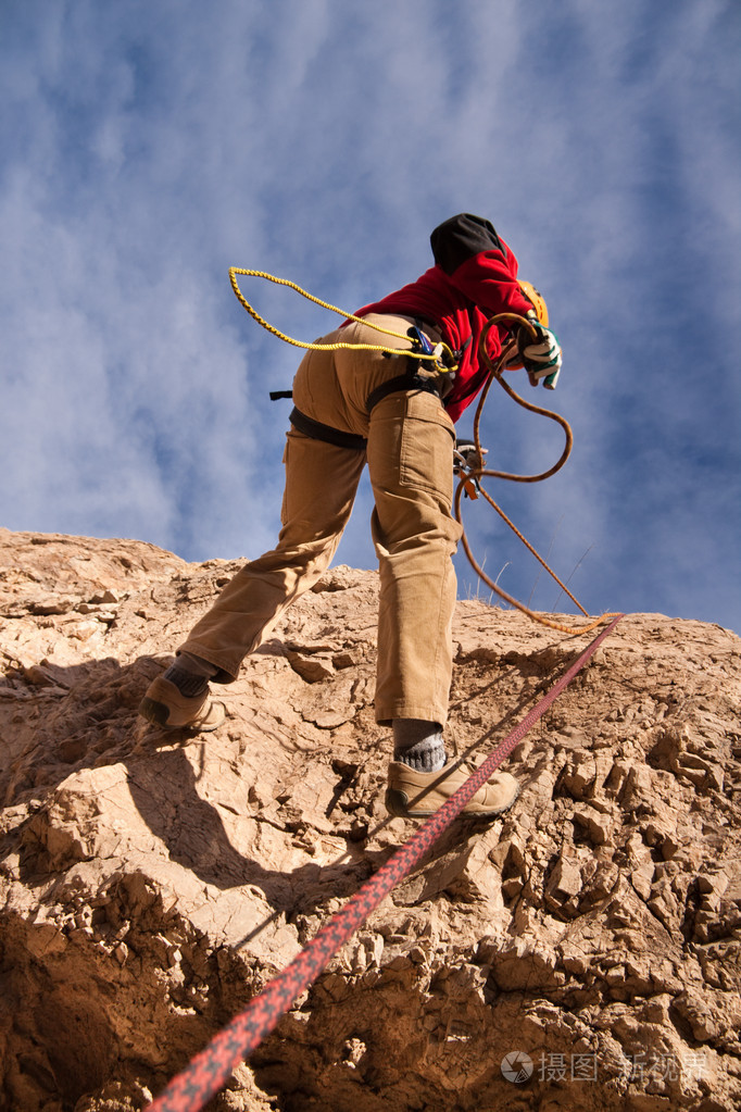 在蓝天上爬山的人照片-正版商用图片02v1ne-摄图新视界