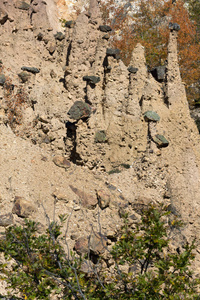 Radan 山岩石形成魔鬼镇的令人惊叹的秋季景观