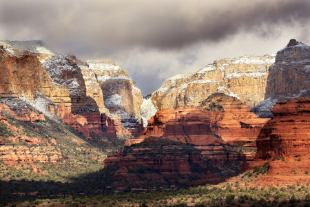 boynton红白色的岩石峡谷雪云阴影vista sedona