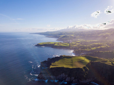 空中鸟瞰的悬崖和海湾的海岸在亚速尔群岛, 葡萄牙