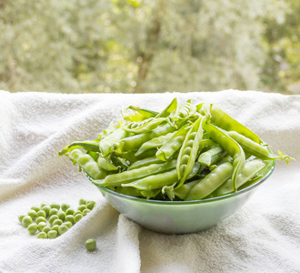 青豆玻璃碗里的豆荚