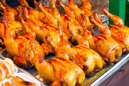 烤鸡上木炭，泰国的街头食品市场
