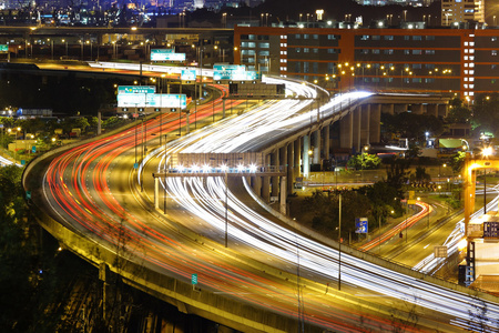 夜间高速公路