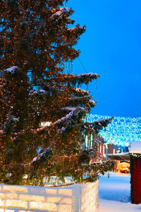 冬罗瓦涅米洛尔迪广场上的圣诞树