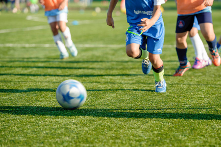 体育运动领域的青年足球训练.奔跑和踢足球的年轻男孩照片