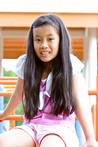 一个年轻的亚裔女孩
