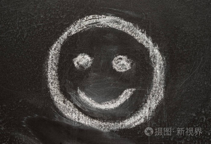 微笑标志笑脸用白色粉笔勾勒在黑板上