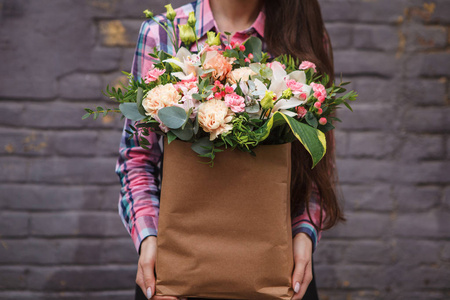 手持花纸盒的女性手