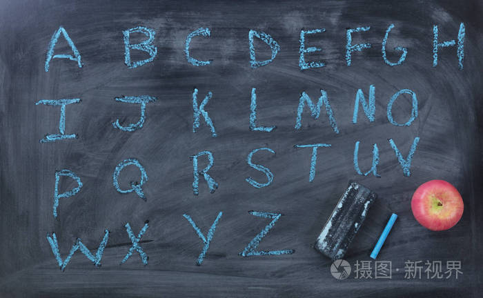 用橡皮擦和黑板写在黑板上的英文字母