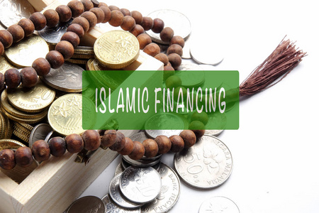 硬币在木箱和念珠。伊斯兰金融银行概念