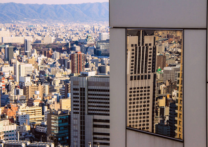 从日本大阪一座摩天大楼的屋顶上看这个城市。在日本旅行。日本建筑