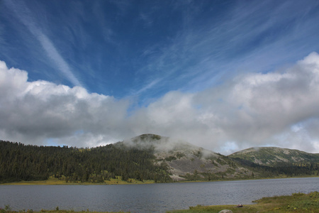 山地湖