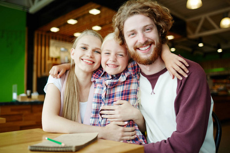 父母拥抱孩子图片