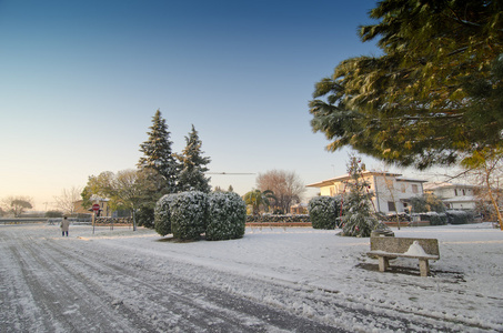 意大利比萨暴风雪过后的街道图片
