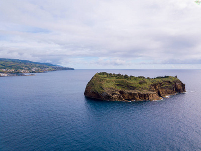空中鸟瞰的悬崖和海湾的海岸在亚速尔群岛, 葡萄牙照片