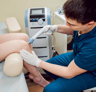 磁场, 康复.理疗医生在病人膝盖上做手术照片