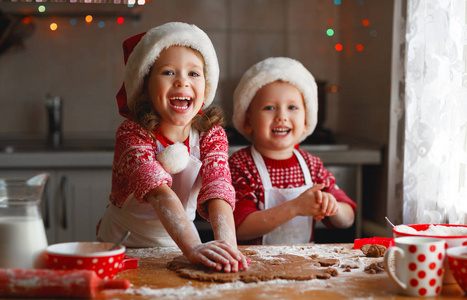 快乐的孩子烤圣诞曲奇饼