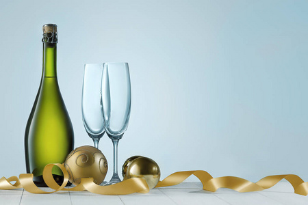 香槟，在波光粼粼的假日背景一瓶眼镜