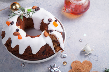 传统的圣诞蛋糕与干水果浸泡在朗姆酒和糖釉。午茶与心形姜饼。圣诞背景与节日装饰
