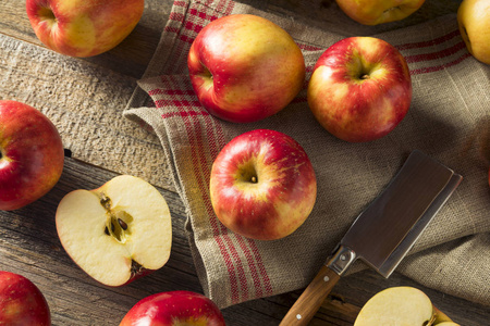 原始的红色有机甜探戈嘎啦苹果照片