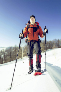 带着背包和帐篷冬季登山活动