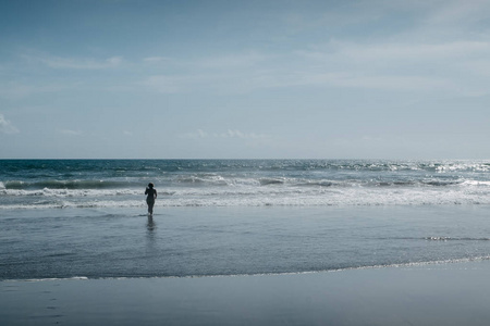 海上的女人海滩度假在海洋